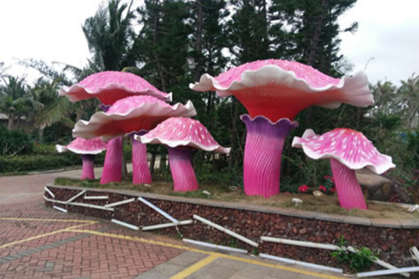 Advantages and main properties of fiberglass sculptures