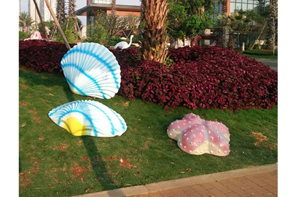 In garden design and landscape decoration, how are the installation positions and methods of shell sculpture considered?